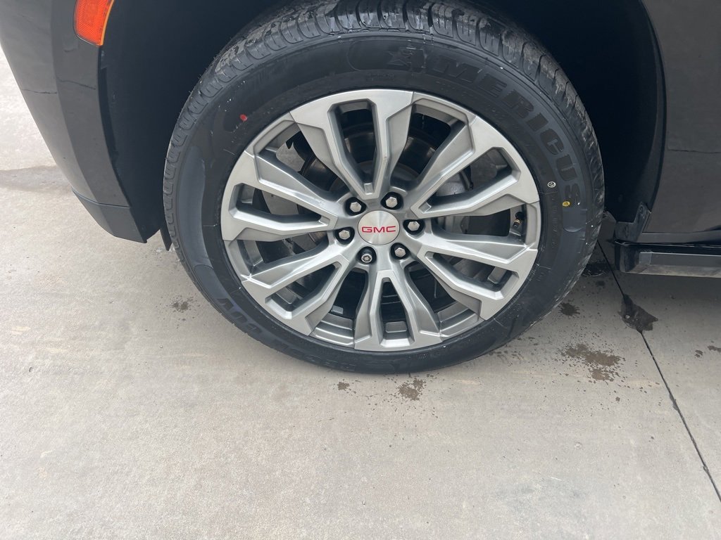 Used 2021 GMC Yukon Denali w/ Denali Premium Package image 9