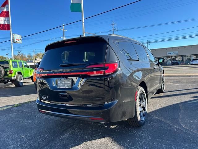 New 2026 Chrysler Pacifica Select image 3
