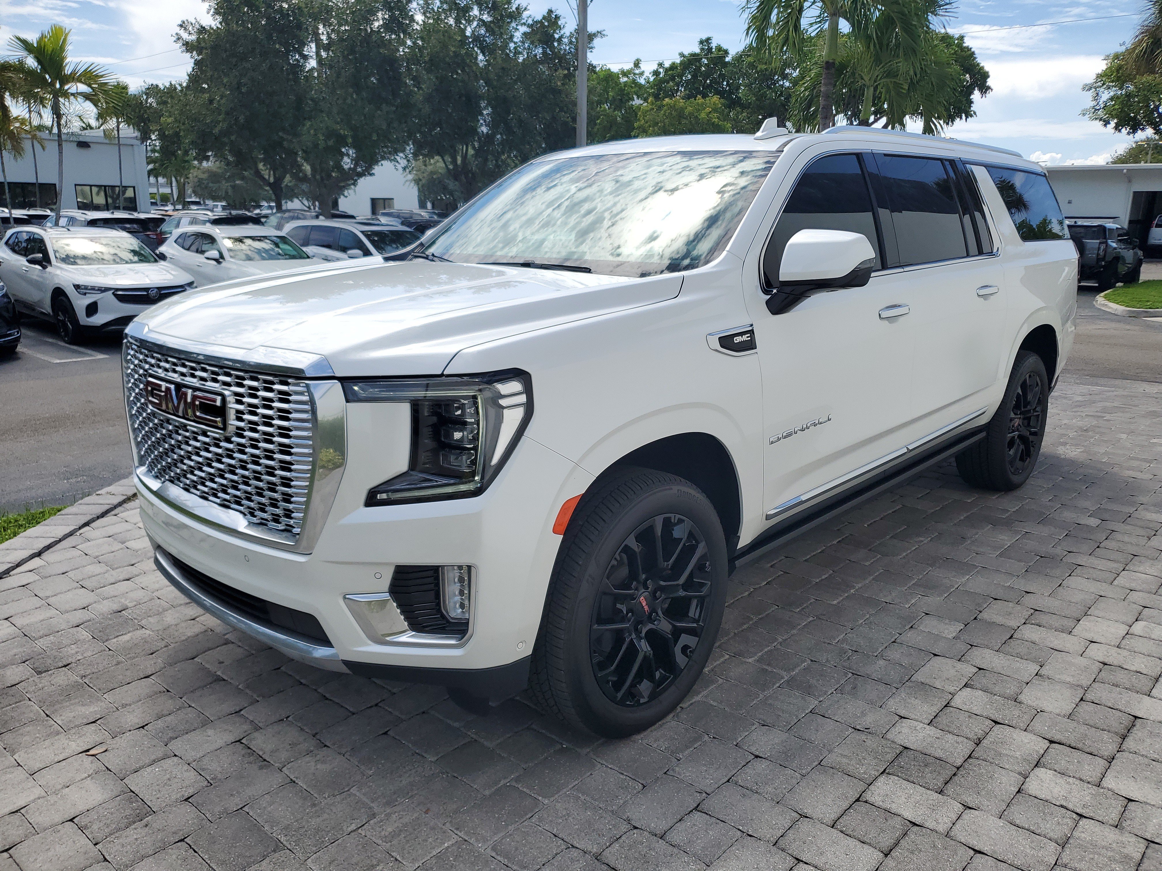 Used 2023 GMC Yukon XL Denali w/ Denali Reserve Package AWD/4WD image 3