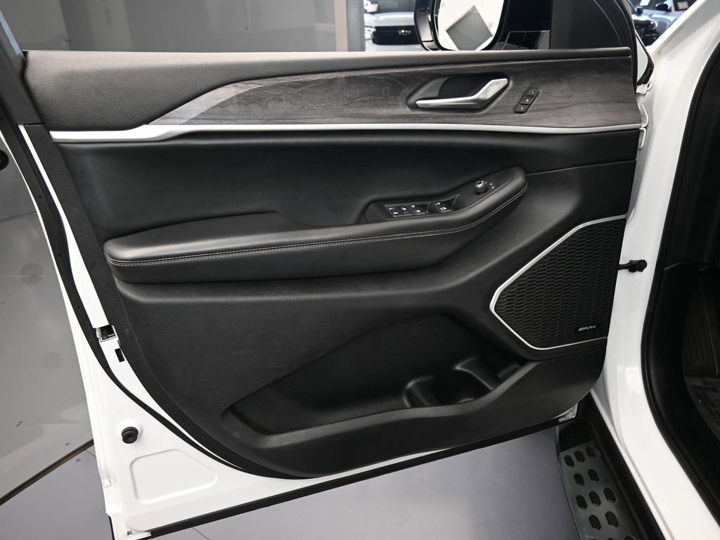 Used 2021 Jeep Grand Cherokee L Limited w/ Luxury Tech Group II image 12