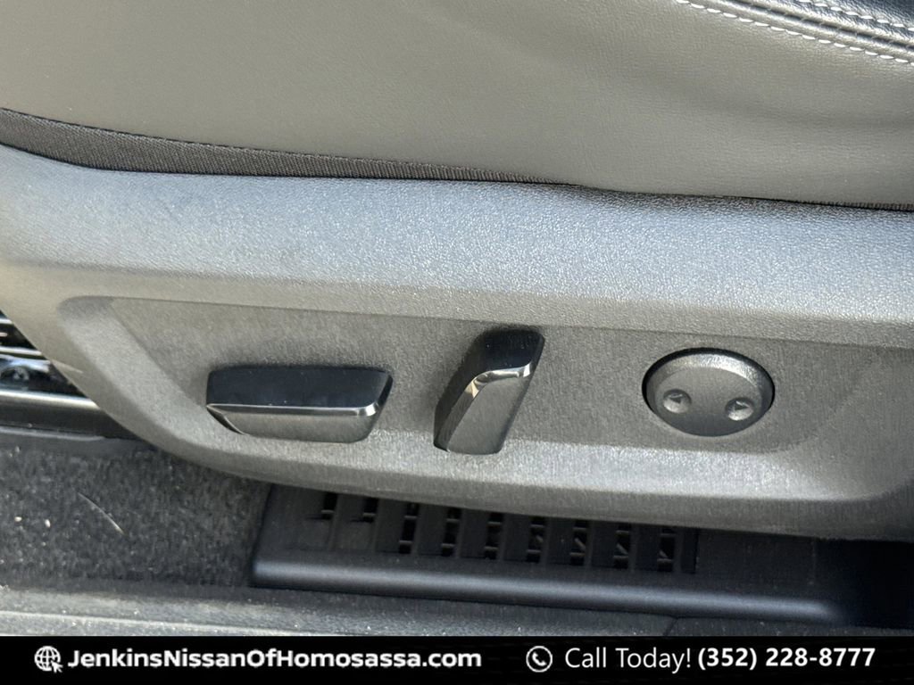 Used 2025 Nissan Rogue Platinum w/ Tech Package image 33