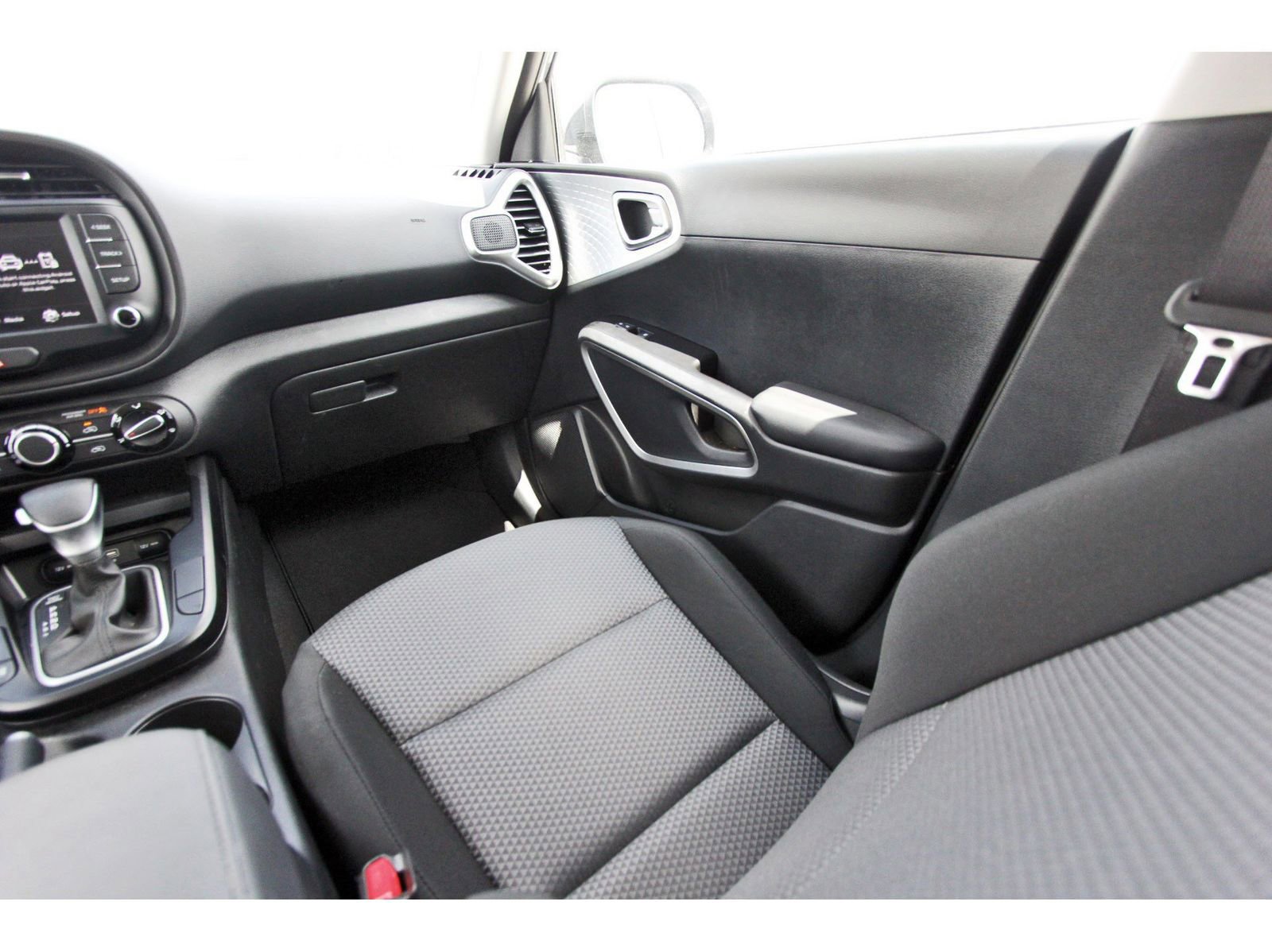 Used 2025 Kia Soul LX image 12