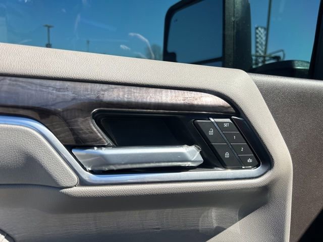 Used 2025 Chevrolet Silverado 2500 LTZ w/ LTZ Convenience Package image 12