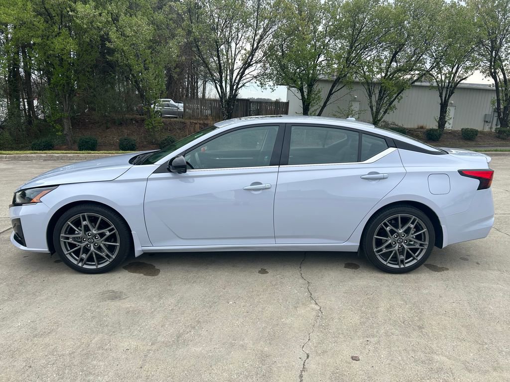 Used 2024 Nissan Altima 2.0 SR image 2