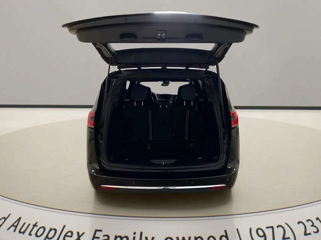 Used 2026 Chrysler Pacifica Limited FWD image 9