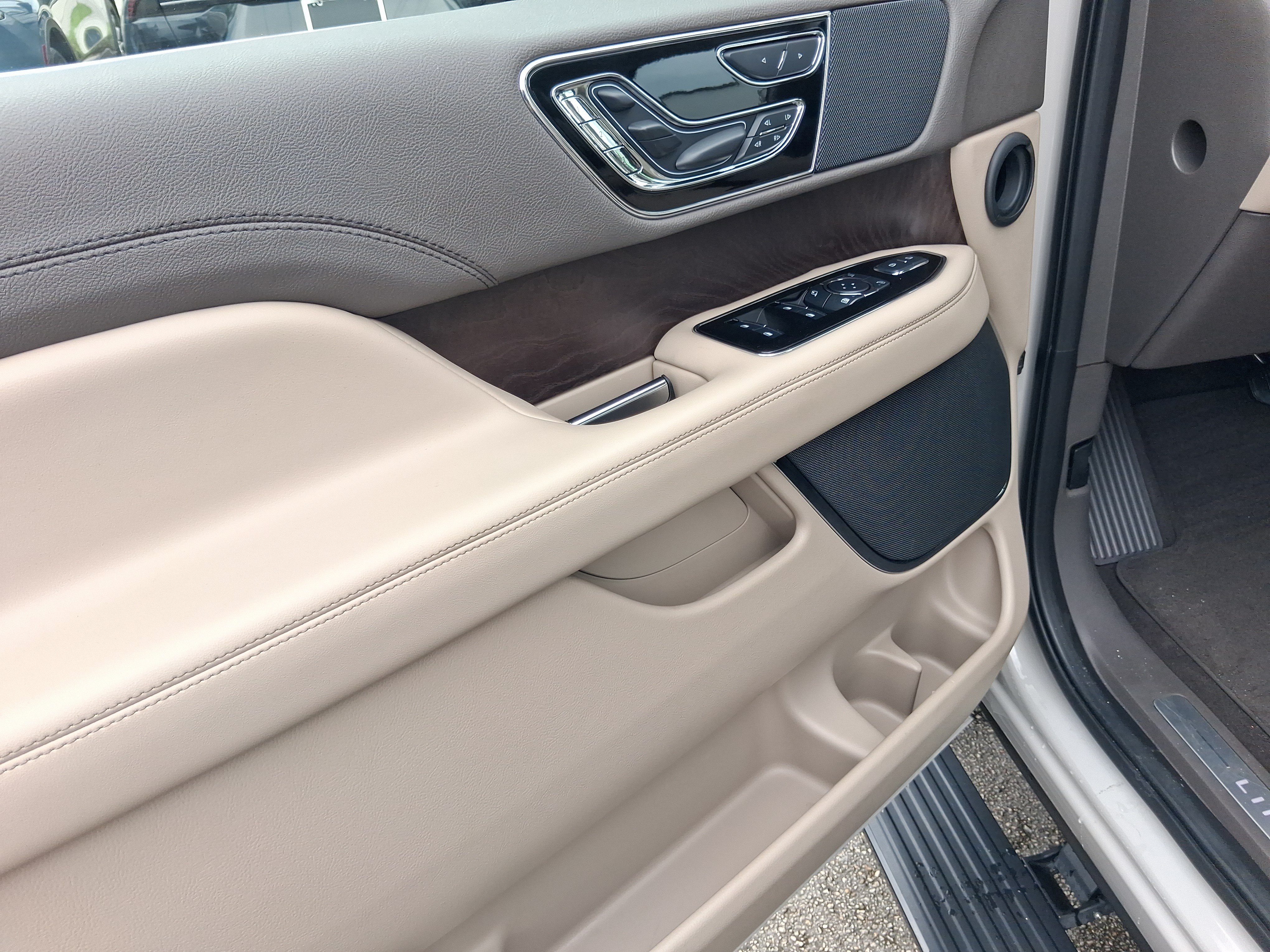 Used 2023 Lincoln Navigator L Reserve RWD image 12