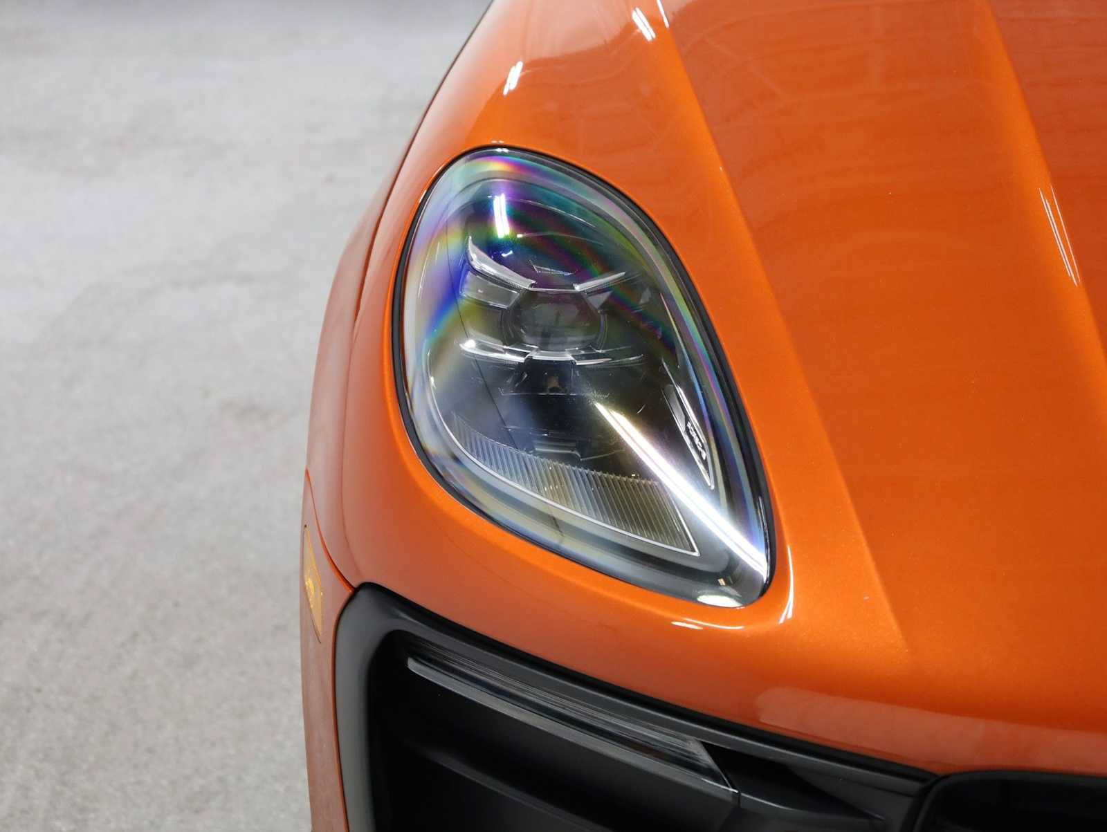 Certified 2022 Porsche Macan AWD/4WD image 15