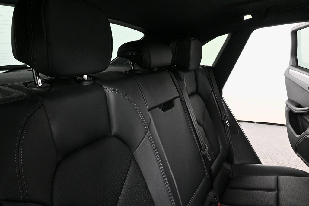 Used 2025 Porsche Macan image 24