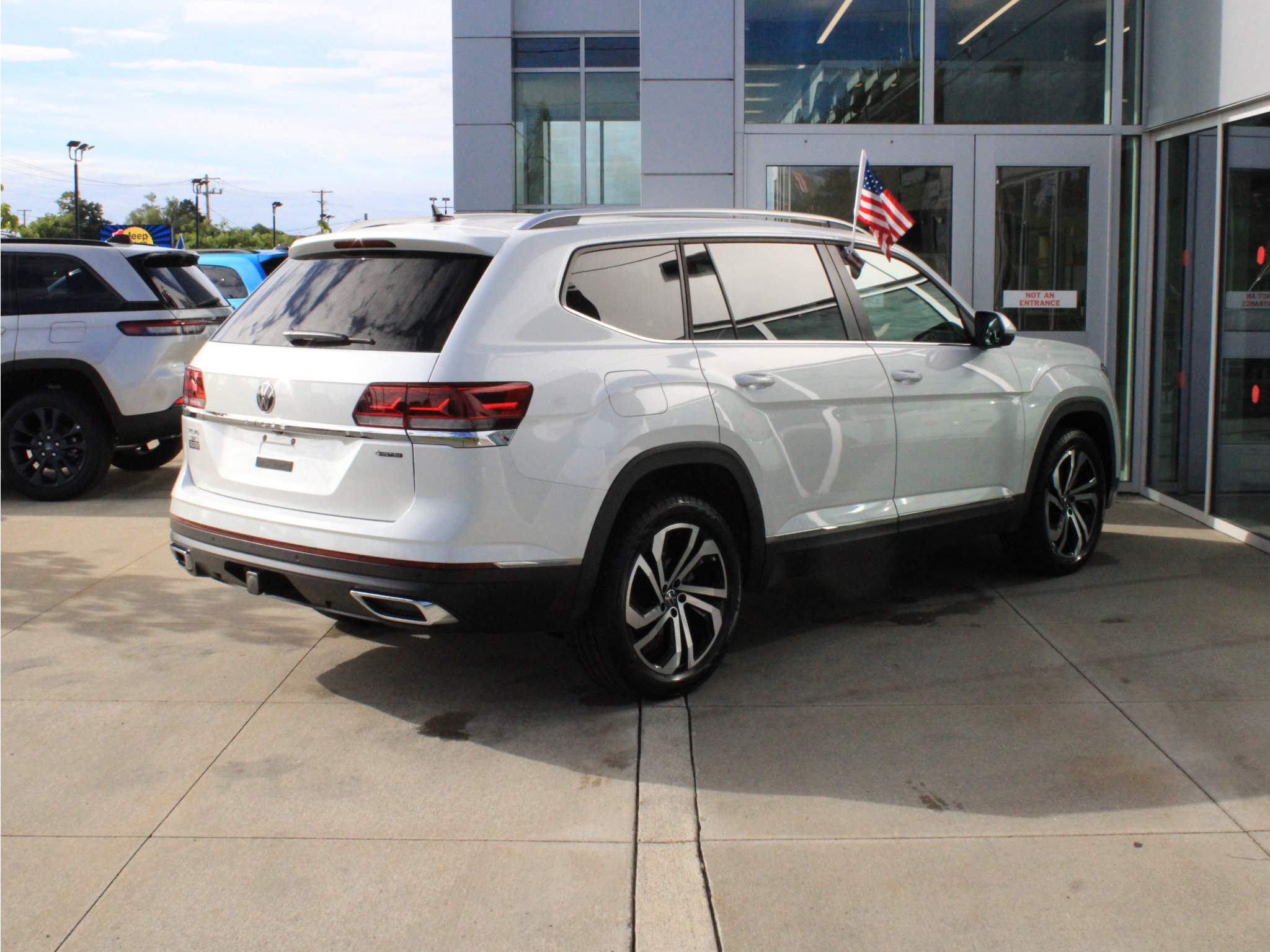 Used 2023 Volkswagen Atlas SEL AWD/4WD image 6
