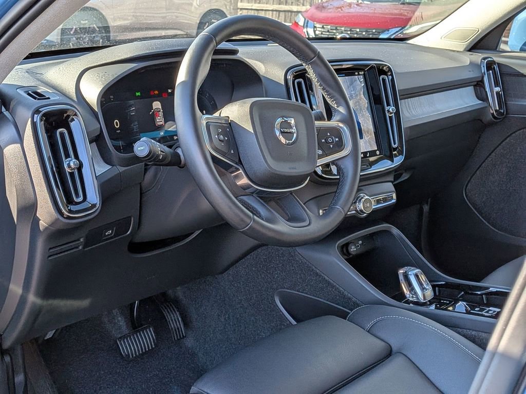 Used 2025 Volvo XC40 B5 Plus image 10