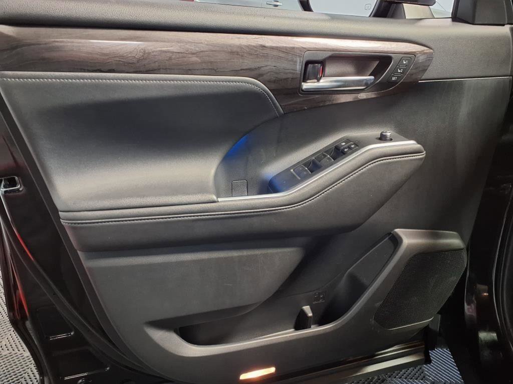 Used 2020 Toyota Highlander Limited image 19