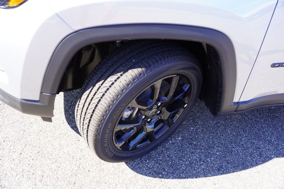 New 2025 Jeep Compass Latitude w/ Sun & Sound Group image 9