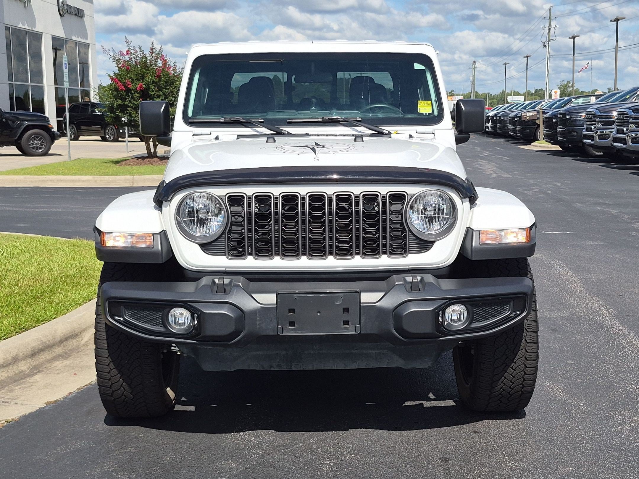 Used 2025 Jeep Gladiator Sport AWD/4WD image 2