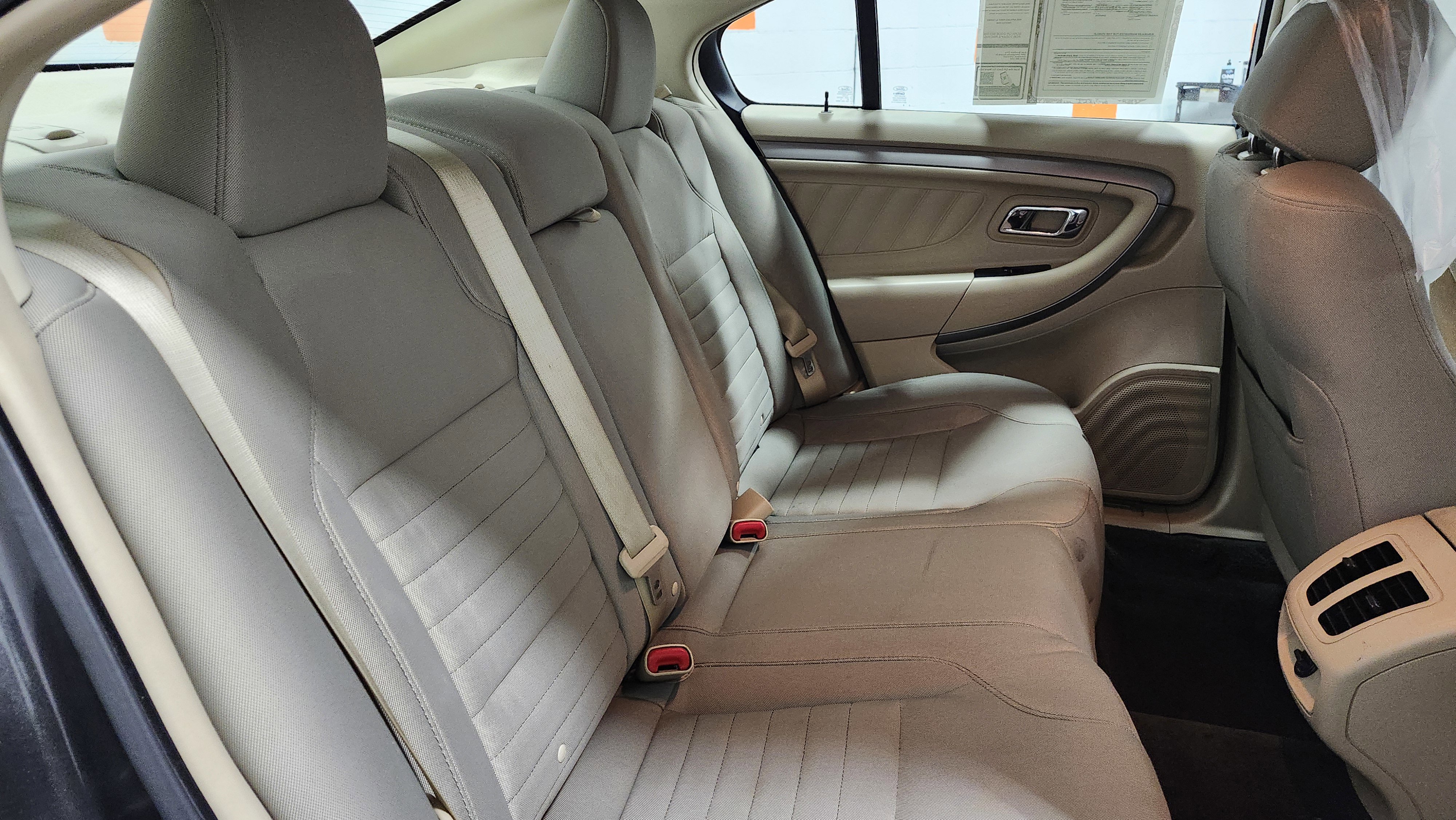 Used 2016 Ford Taurus SE image 18