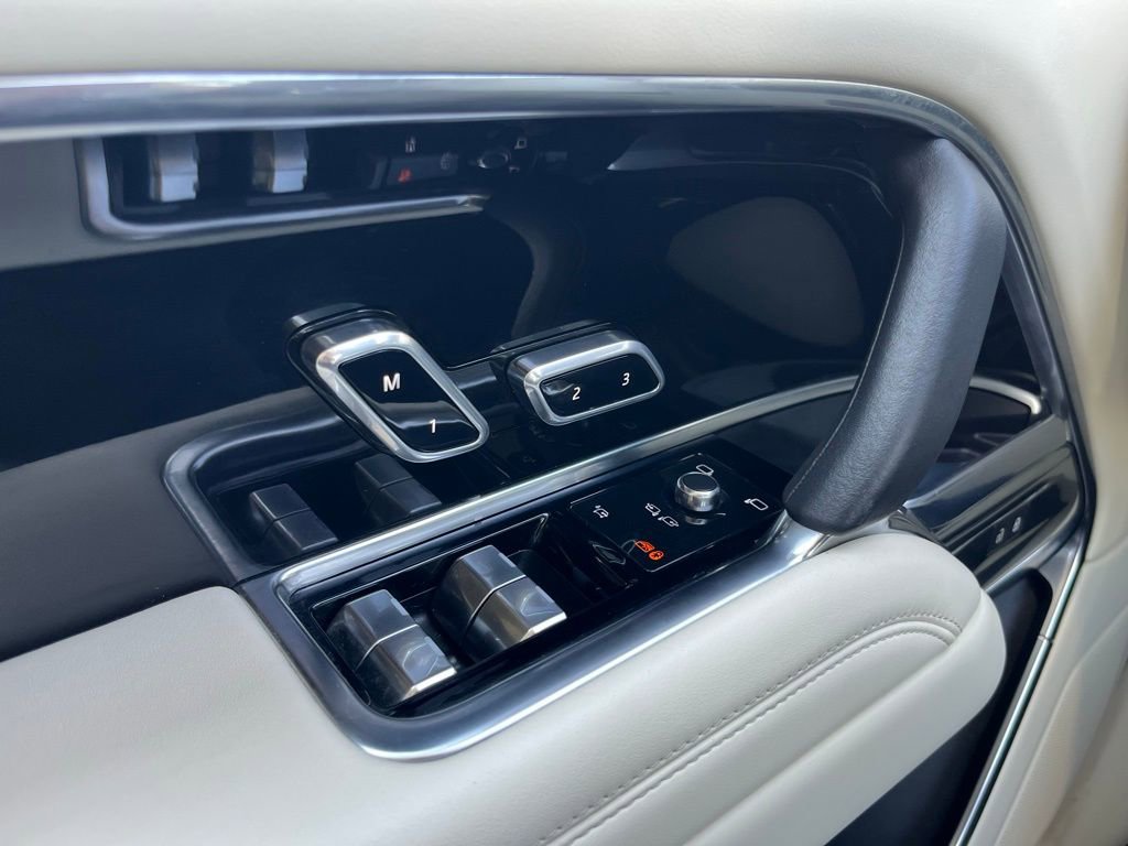 Used 2023 Land Rover Range Rover Long Wheelbase SE image 25