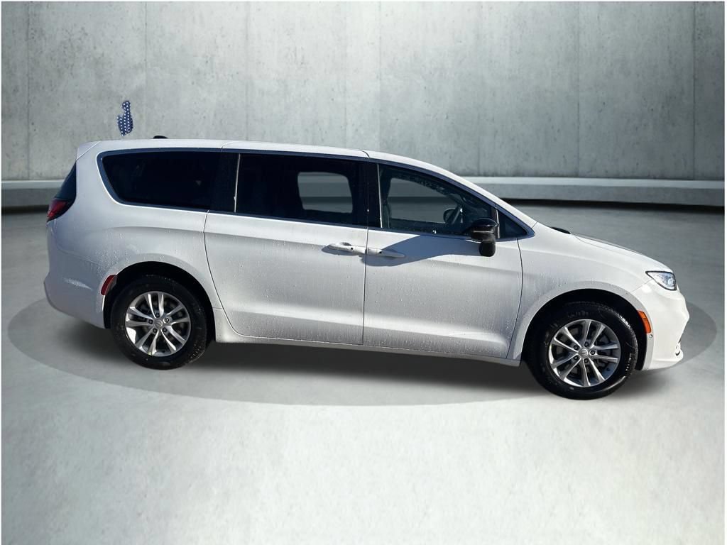 New 2026 Chrysler Pacifica Select AWD/4WD image 7