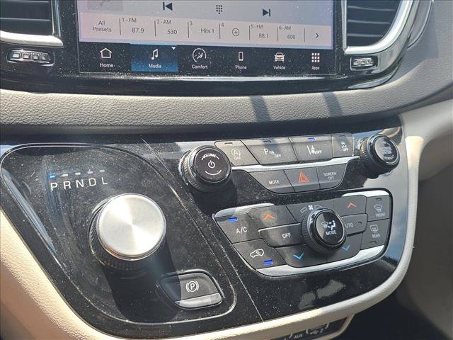 Used 2024 Chrysler Pacifica Touring-L FWD image 14