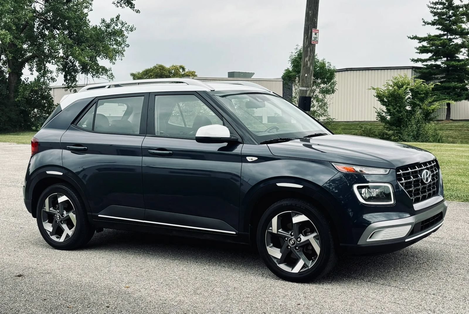 Used 2021 Hyundai Venue FWD image 1
