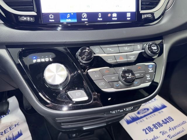 Used 2025 Chrysler Pacifica Select image 23