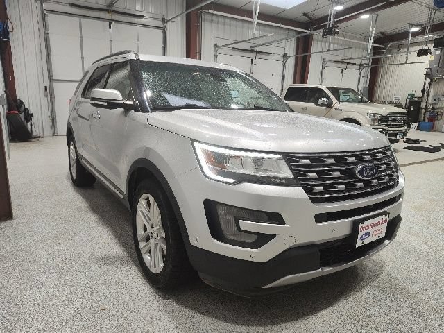 Used 2017 Ford Explorer Limited w/ Equipment Group 301A AWD/4WD image 4