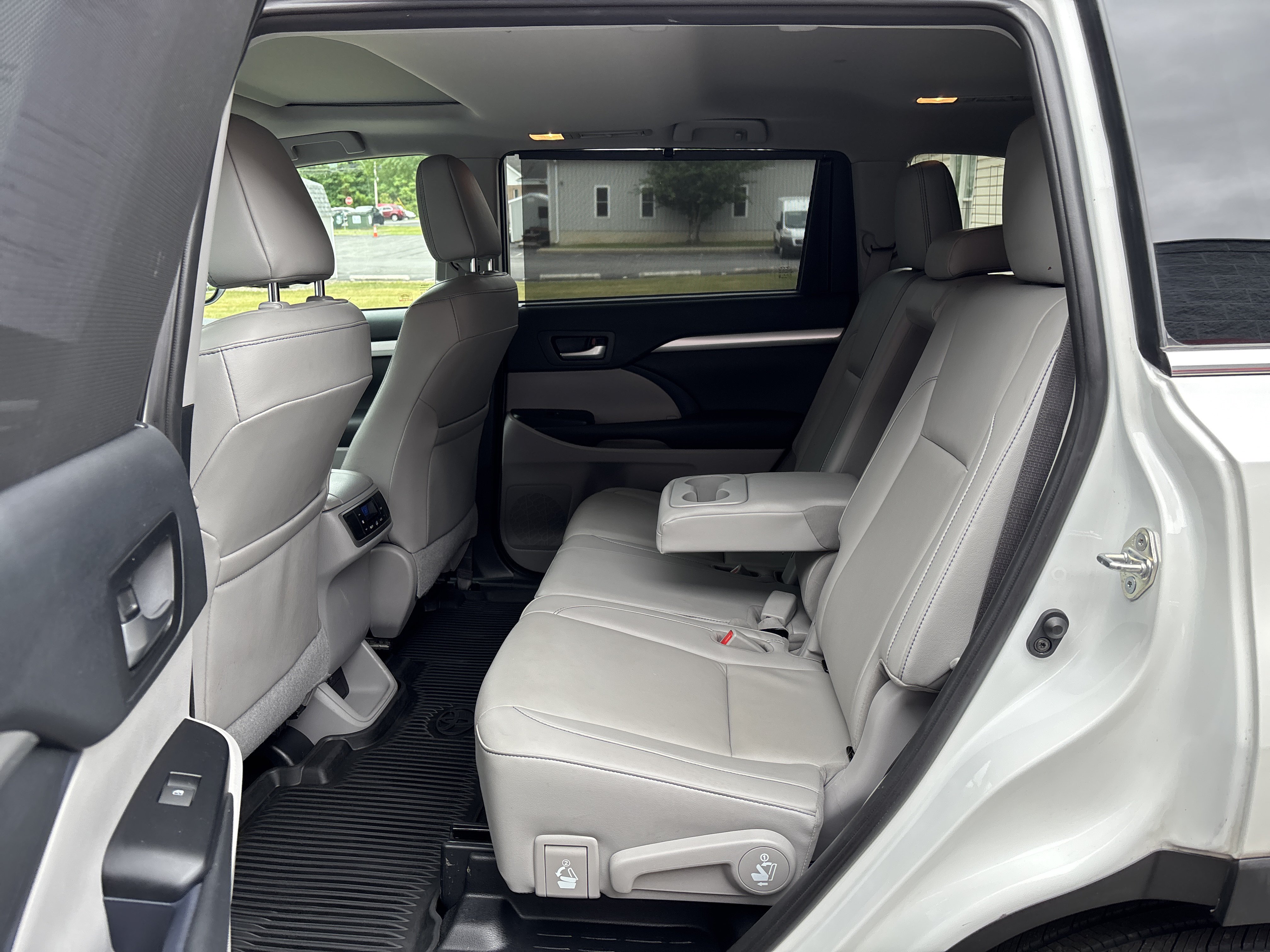 Used 2019 Toyota Highlander XLE AWD/4WD image 14