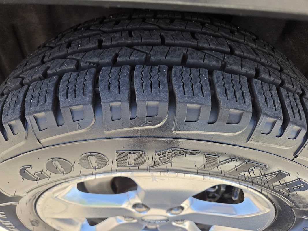 Used 2013 Jeep Grand Cherokee Overland AWD/4WD image 28