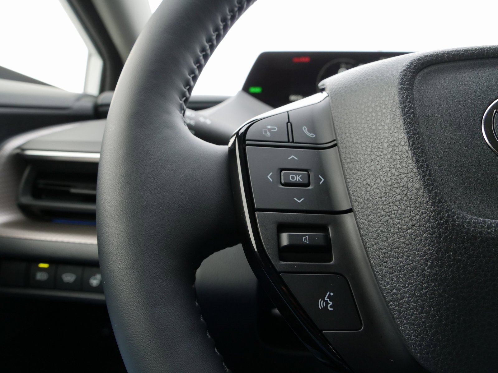 Used 2025 Toyota Prius XLE image 23