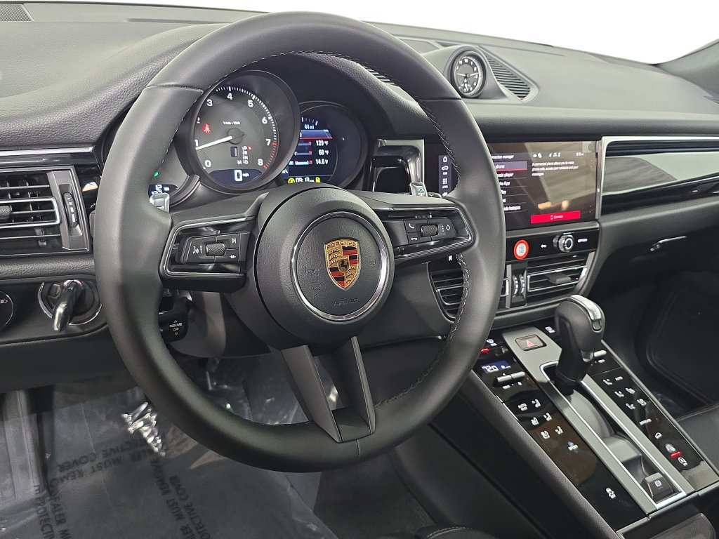 Certified 2026 Porsche Macan AWD/4WD image 4