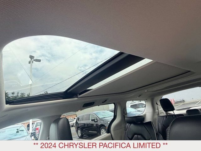 Certified 2024 Chrysler Pacifica Limited FWD image 15