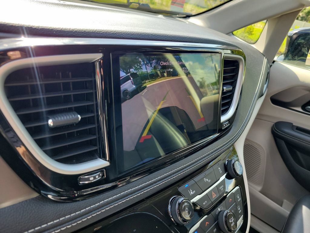 Used 2024 Chrysler Pacifica Limited FWD image 24