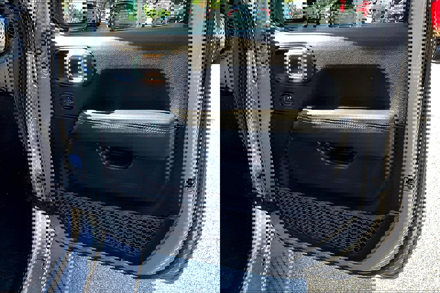 Used 2020 Jeep Wrangler Unlimited Sahara image 20