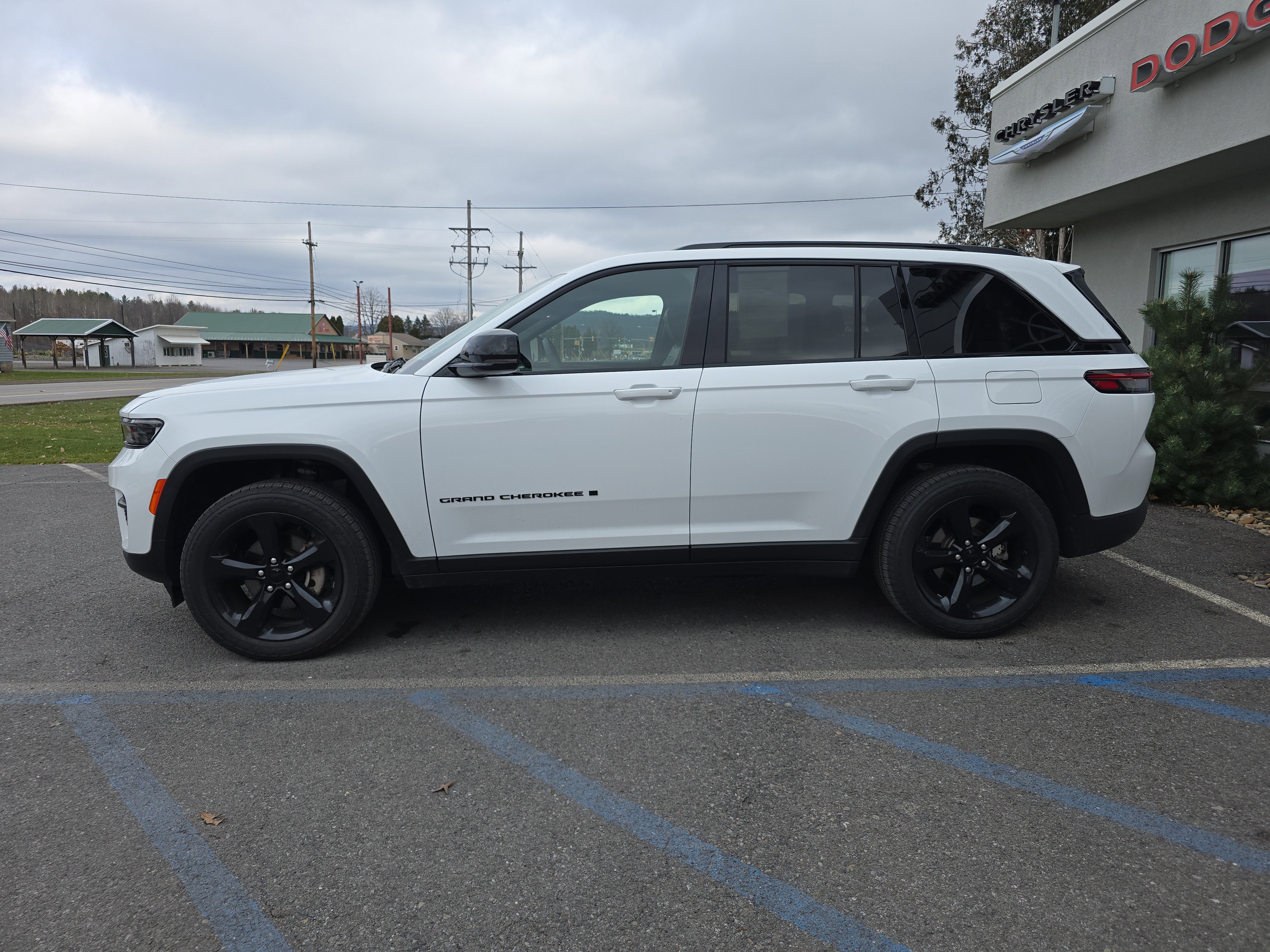 Used 2023 Jeep Grand Cherokee Altitude image 7