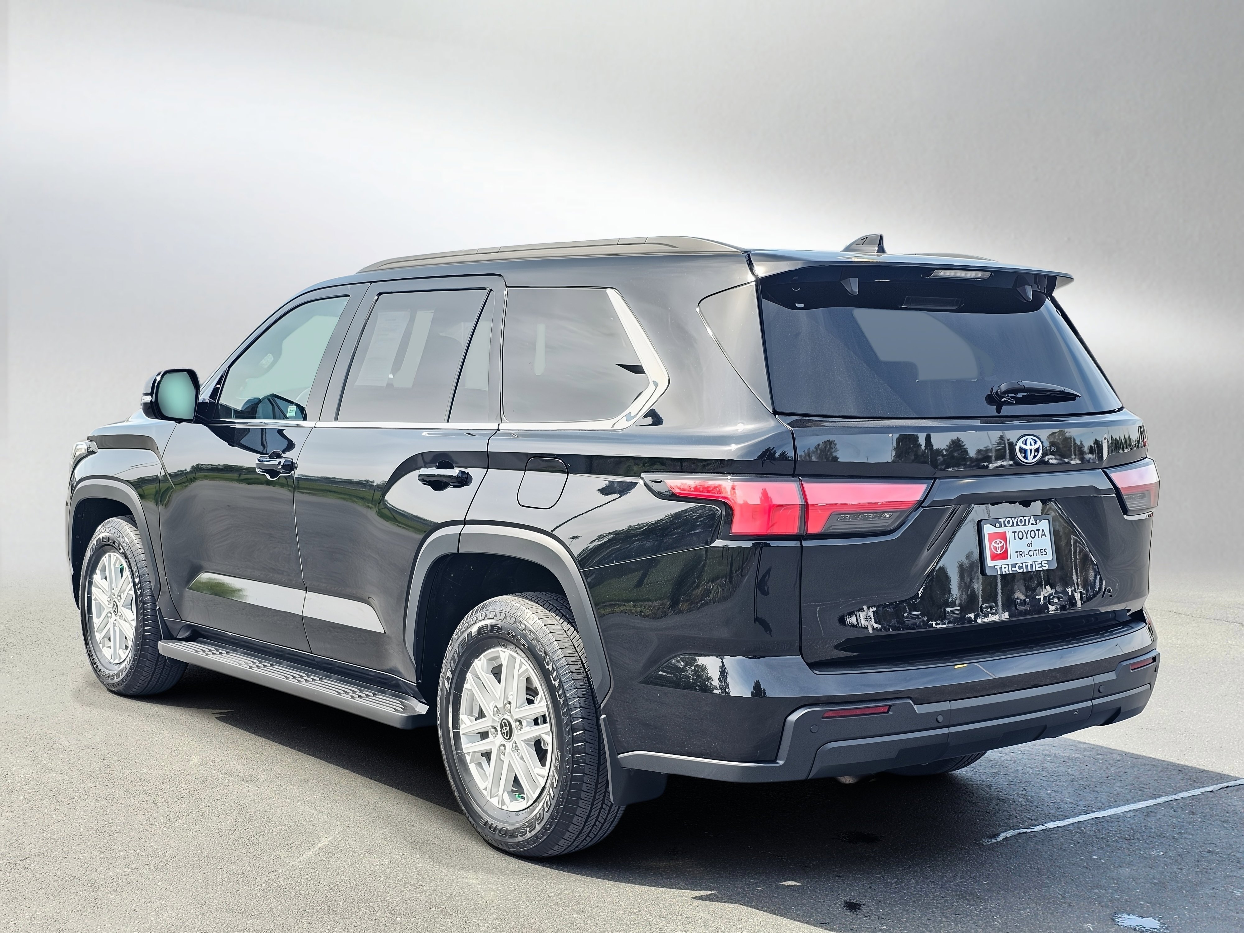 Used 2023 Toyota Sequoia SR5 w/ SR5 Premium Package AWD/4WD image 3