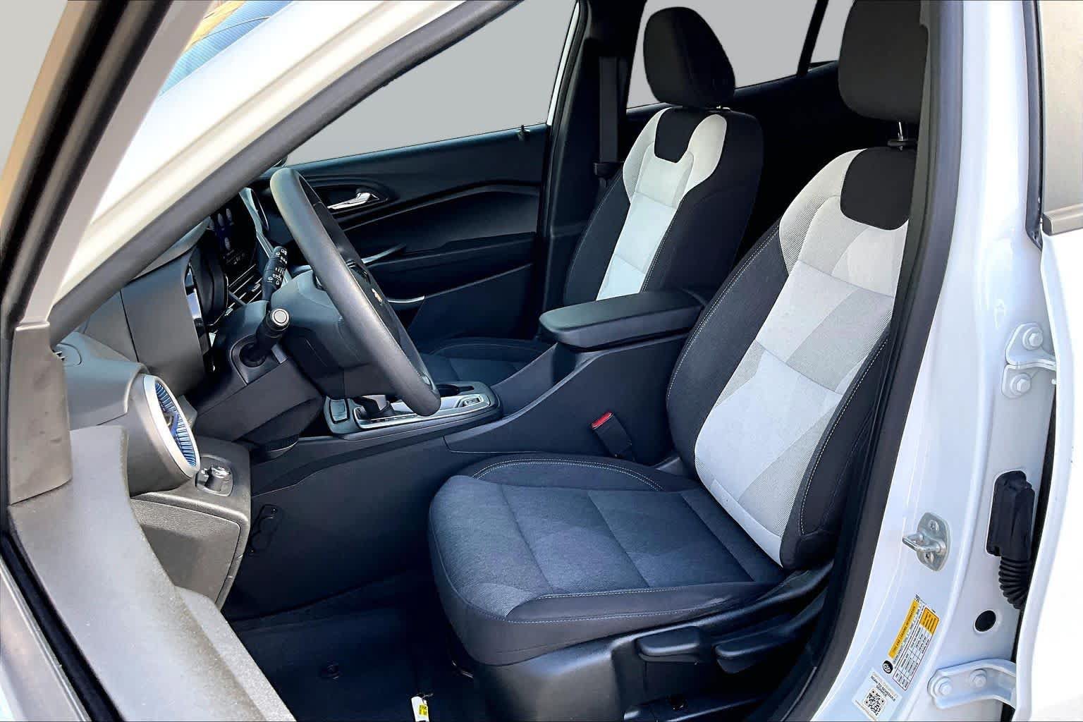Used 2024 Chevrolet Trax LS w/ LS Convenience Package FWD image 11