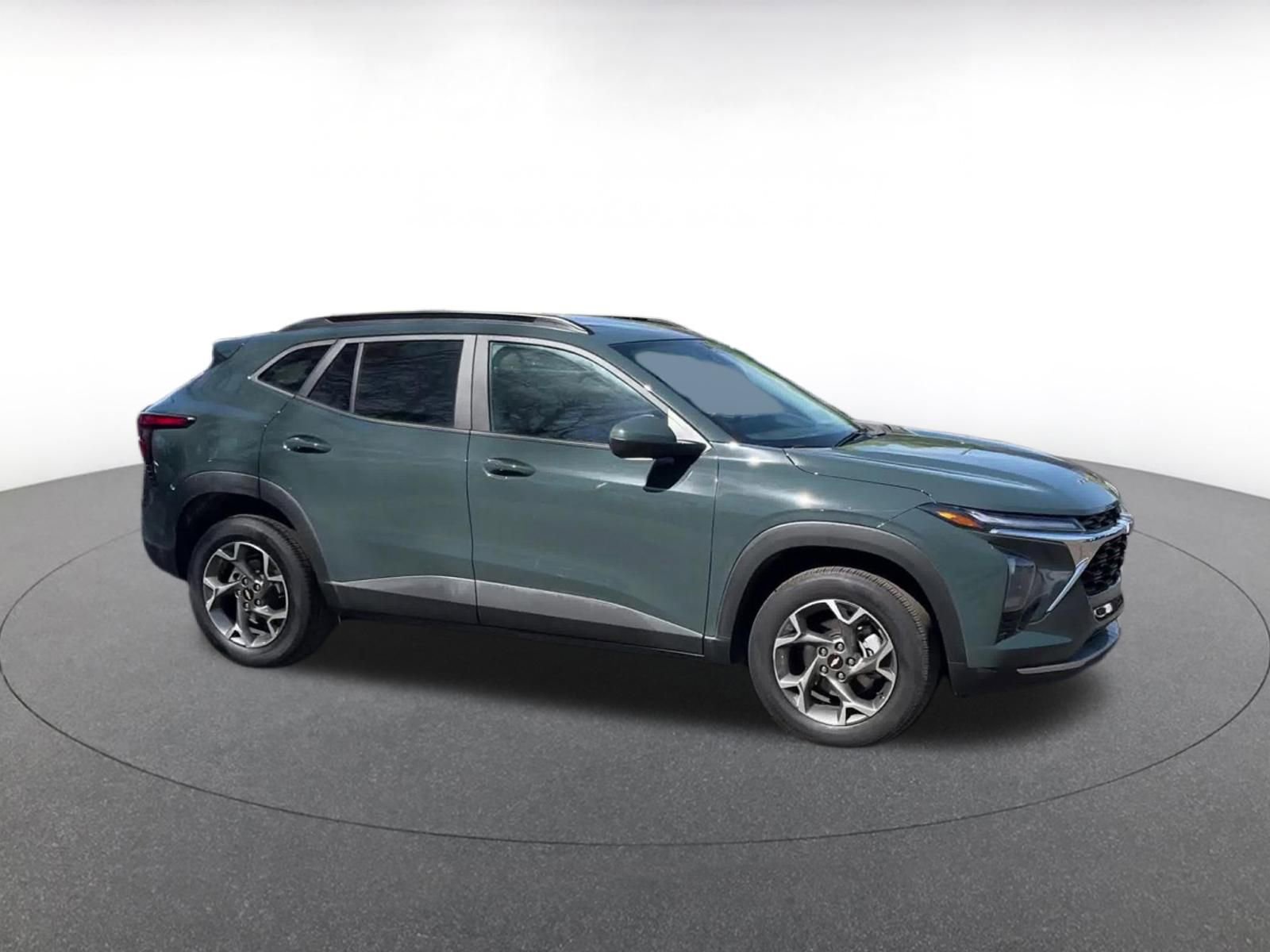 Used 2025 Chevrolet Trax LT w/ LT Convenience Package image 2