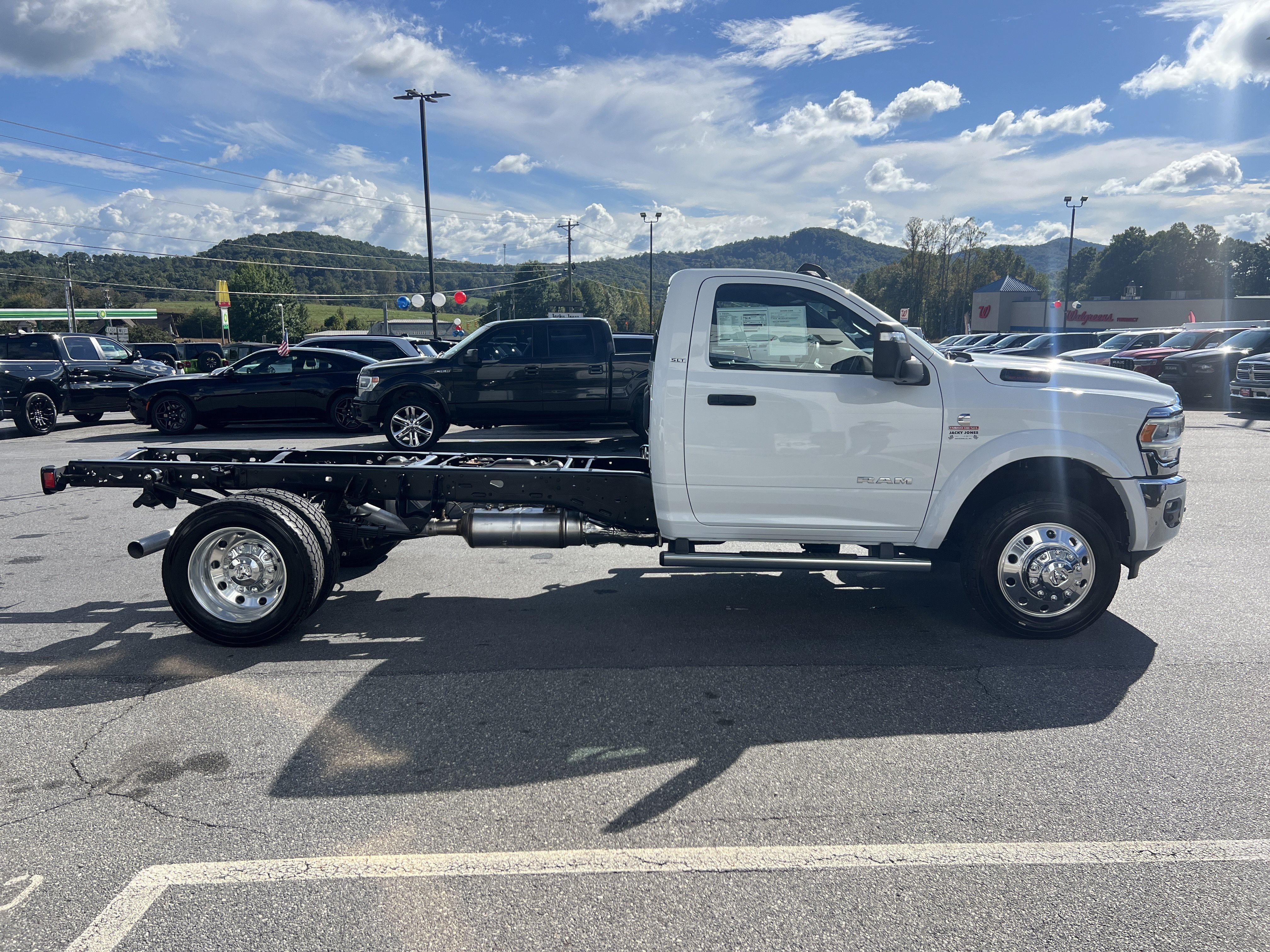 Used 2023 RAM 5500 SLT w/ Quick Order Package 2YG SLT AWD/4WD image 4