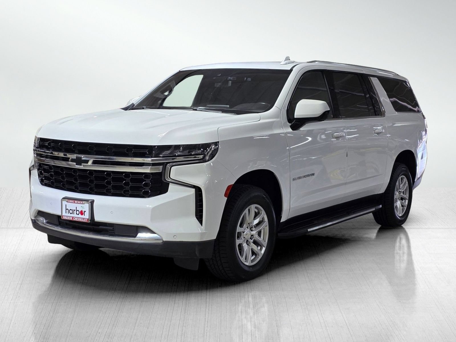 Used 2023 Chevrolet Suburban LS RWD image 3