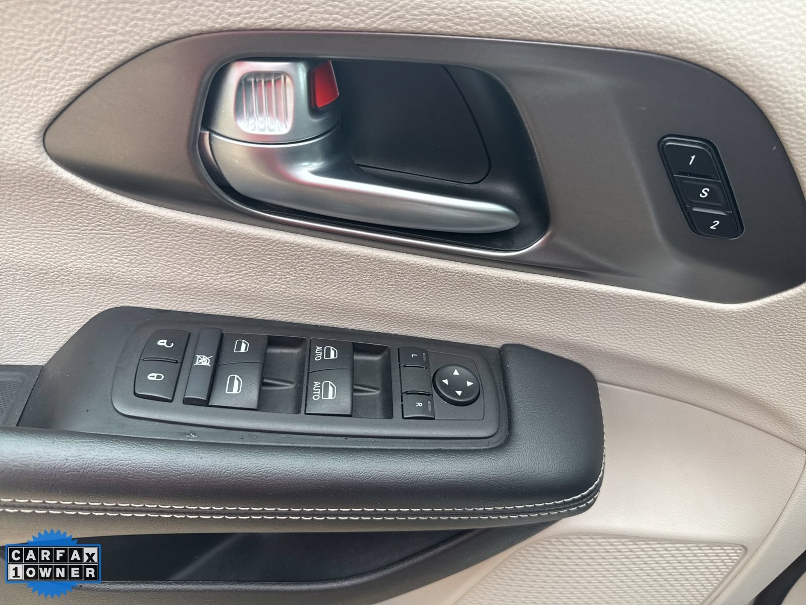Used 2024 Chrysler Pacifica Touring-L FWD image 12