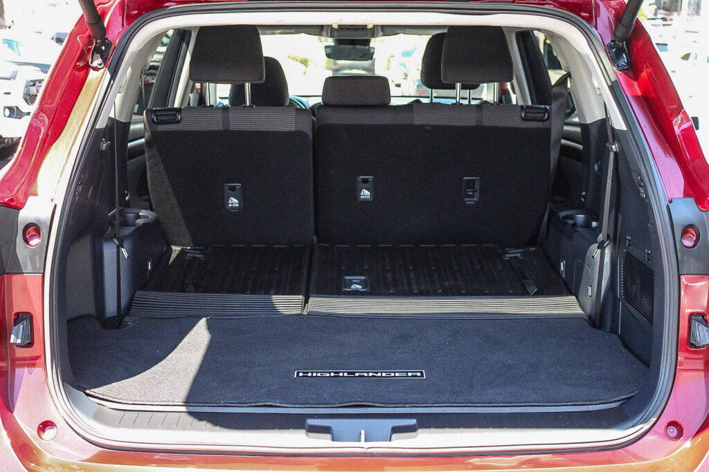Certified 2025 Toyota Highlander LE FWD image 18