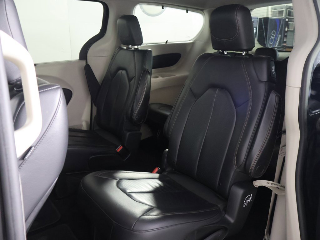 Used 2020 Chrysler Pacifica Touring-L image 28
