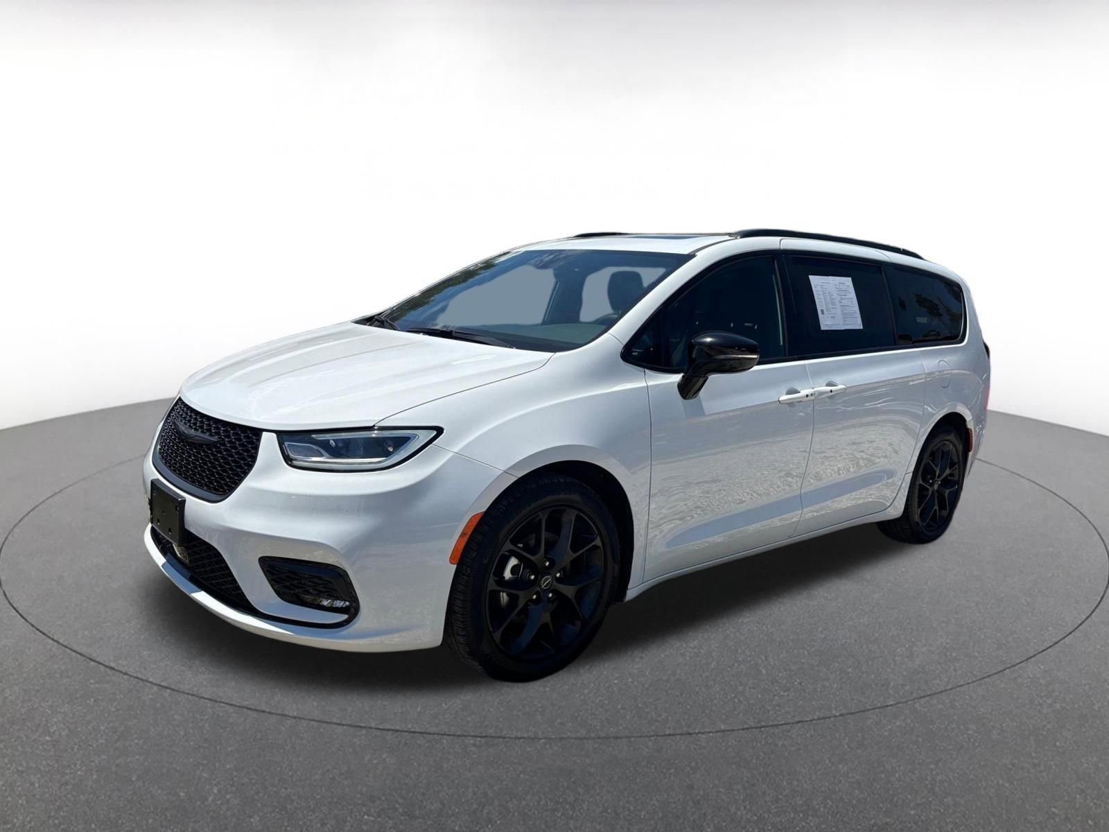 Used 2025 Chrysler Pacifica Limited FWD image 4