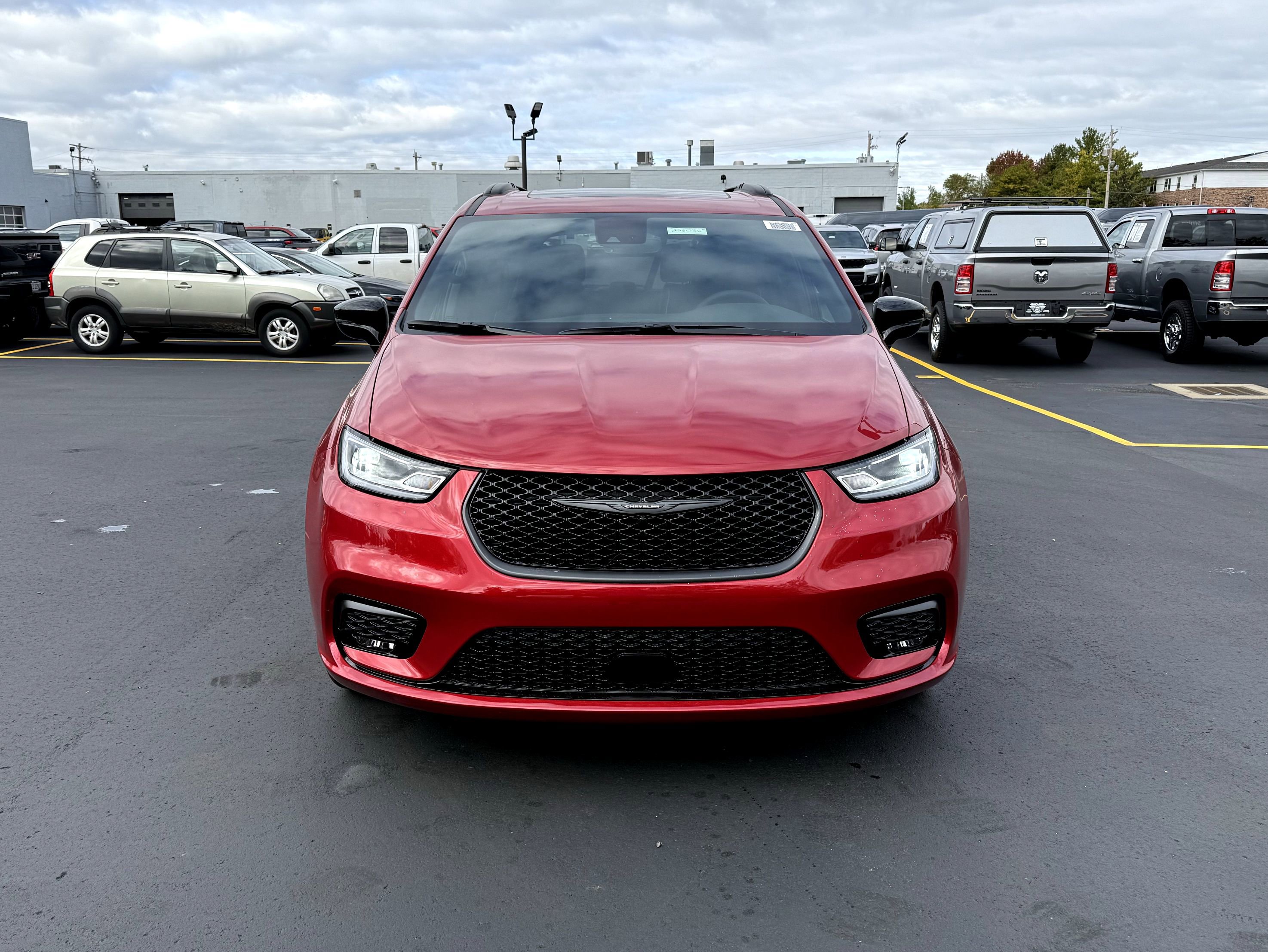 New 2026 Chrysler Pacifica Limited w/ Uconnect Theater Family Group image 3