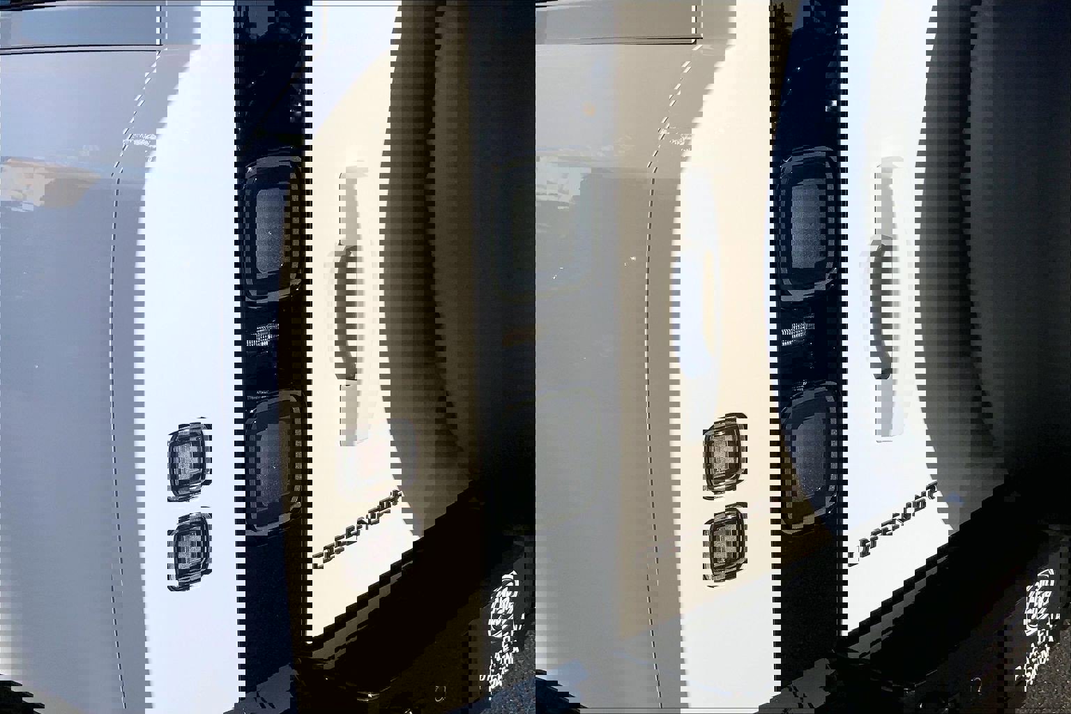 New 2026 Land Rover Defender 130 X-Dynamic SE image 5