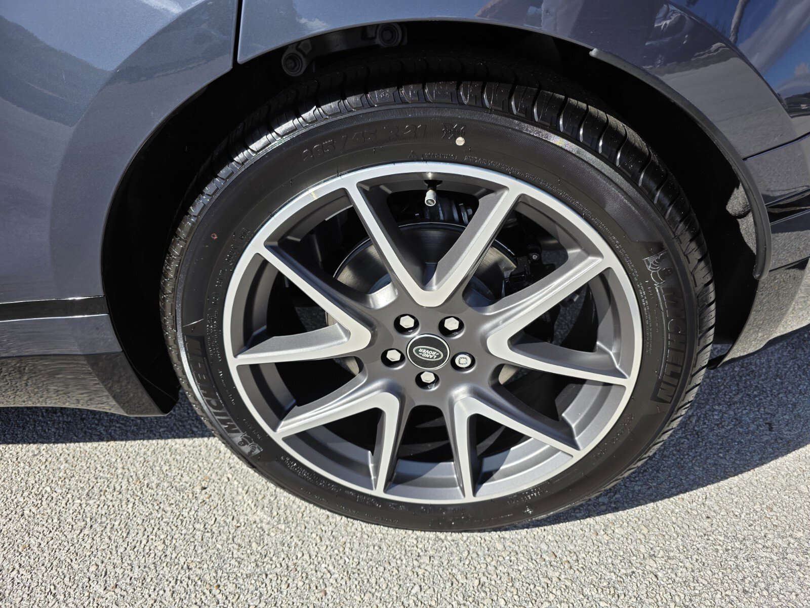 New 2026 Land Rover Range Rover Velar Dynamic SE image 9