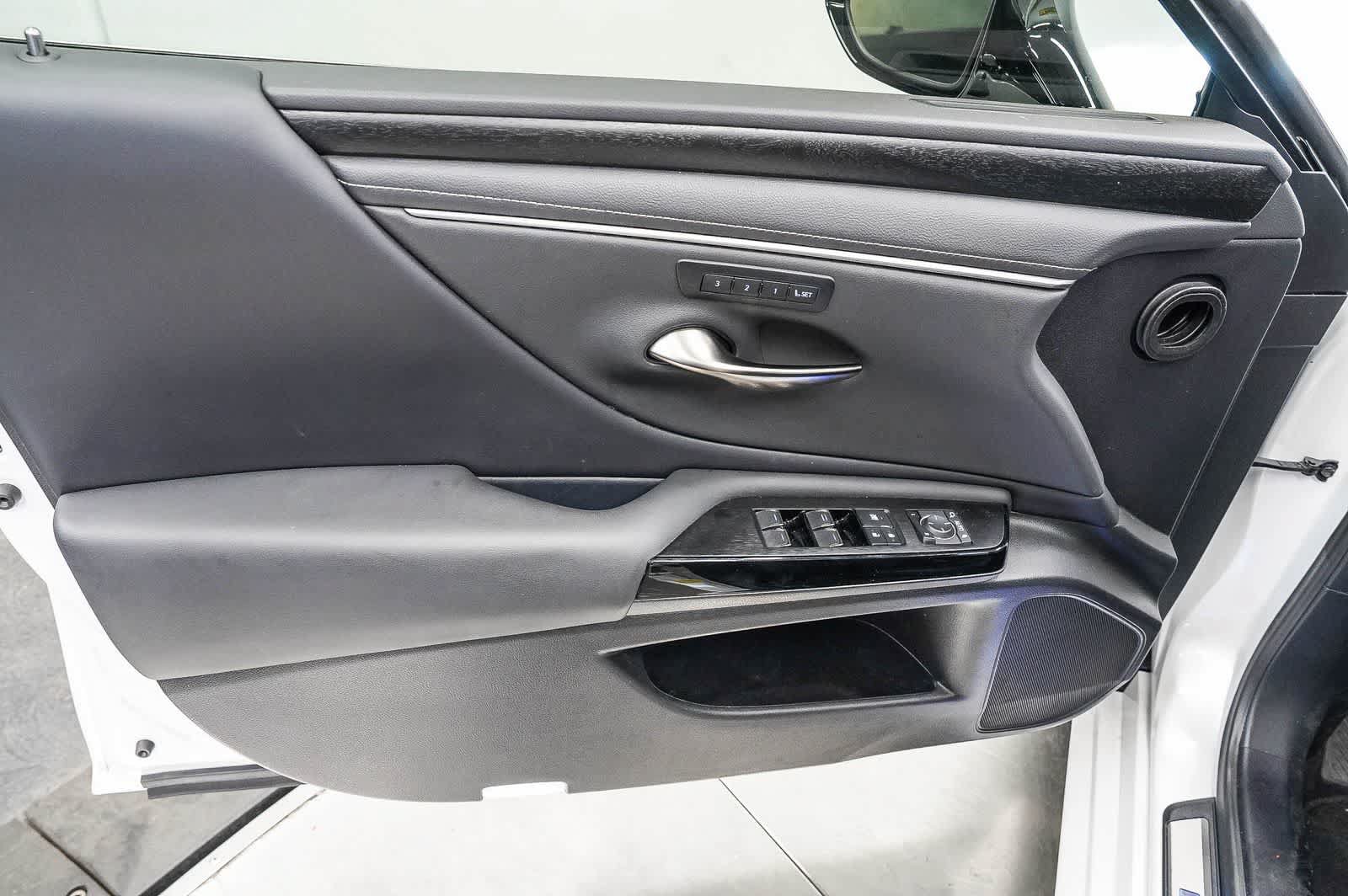Used 2025 Lexus ES 300h w/ Premium Package FWD image 22