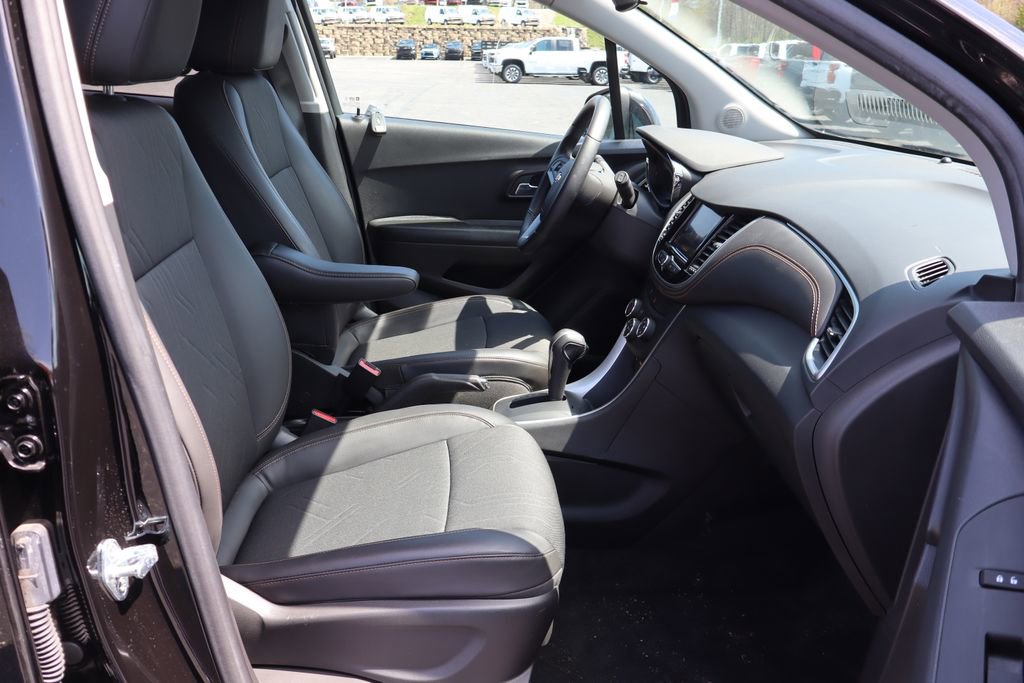 Used 2022 Chevrolet Trax LT w/ LT Convenience Package image 16