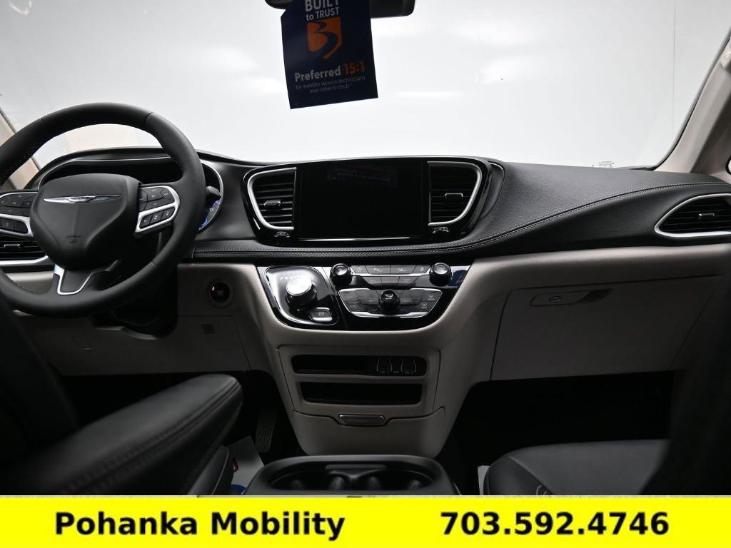 Used 2024 Chrysler Pacifica Touring-L image 9