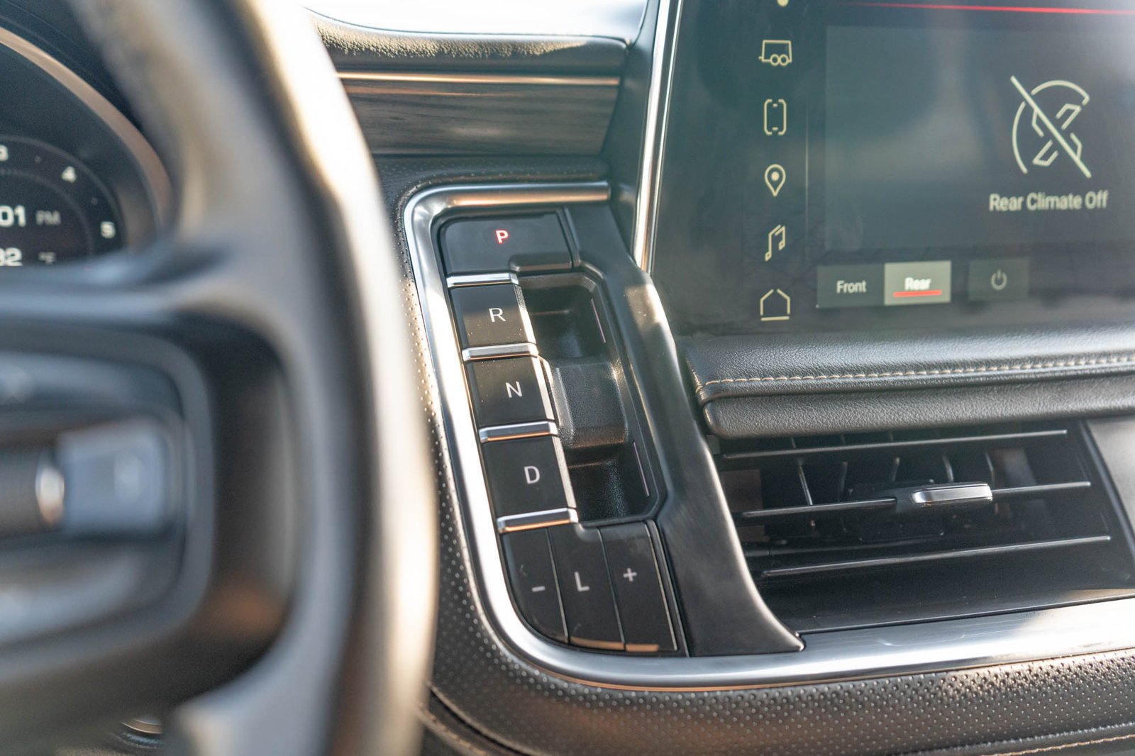 Used 2023 GMC Yukon XL SLT w/ SLT Premium Package RWD image 24