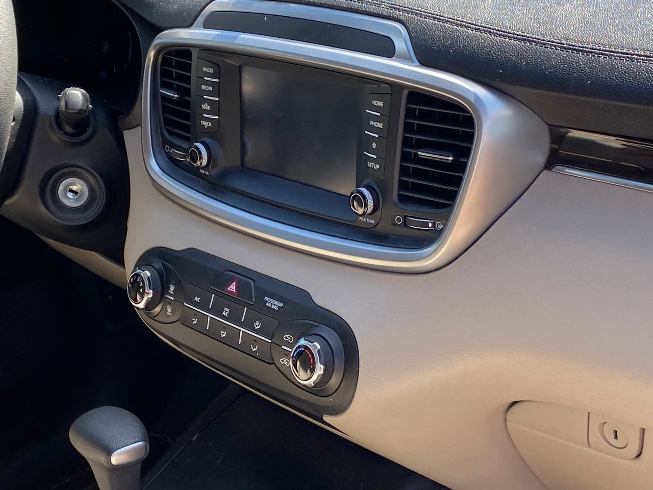 Used 2020 Kia Sorento LX image 4