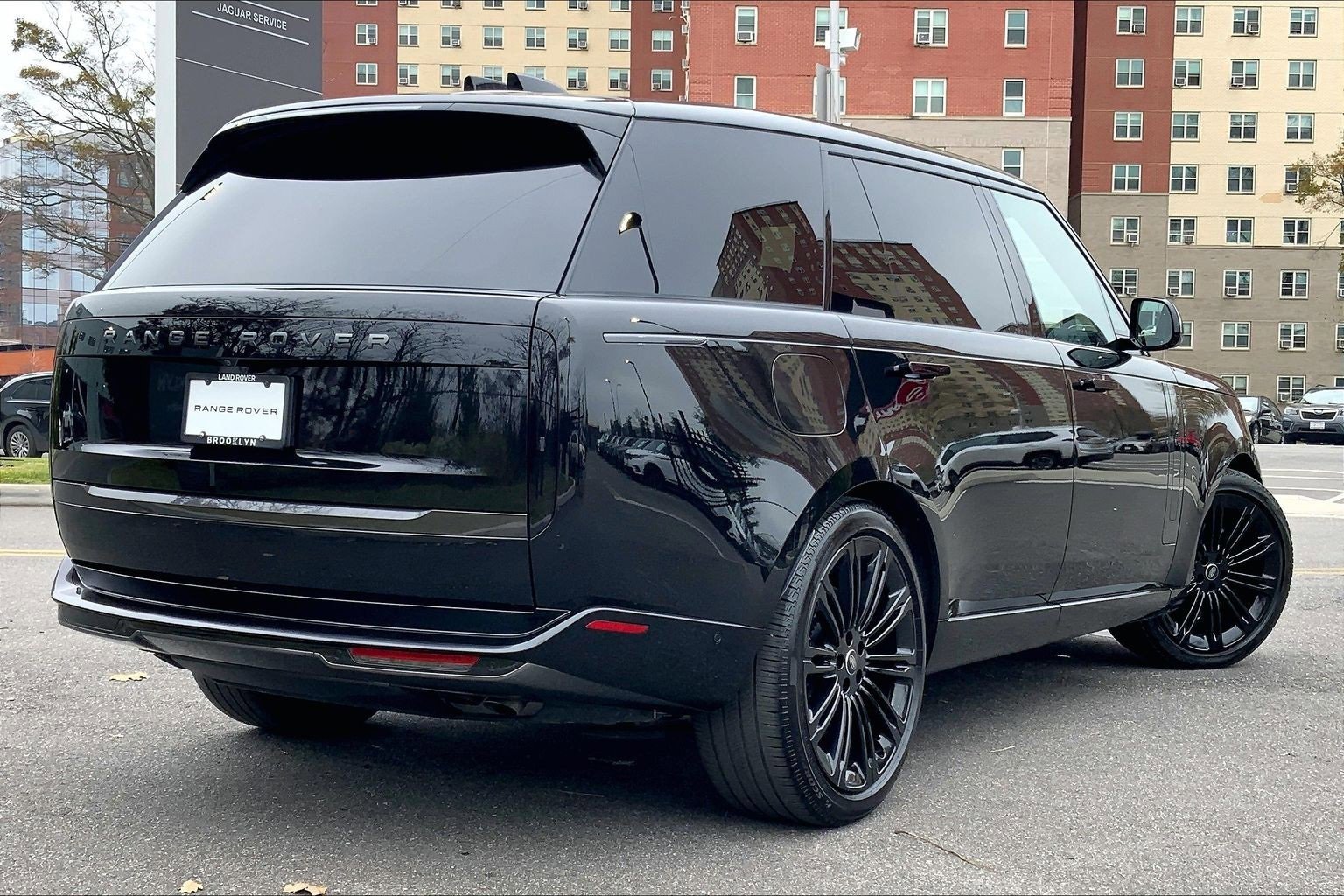 Used 2025 Land Rover Range Rover Long Wheelbase SE image 12